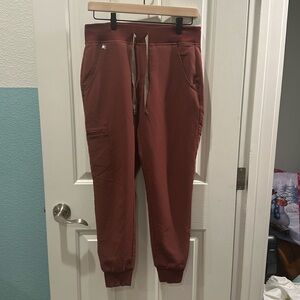FIGS Zamora Jogger 
Burgundy
XSP